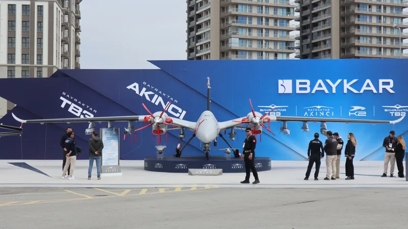 Die Premiere: ERstmals wurde eine Gleitbombe mit GÖZDE-Steuerung durch die hier im Bild zu sehende Bayraktar Akıncı Drohne des türkischen Herstellers Baykar Technologies abgeworfen.
