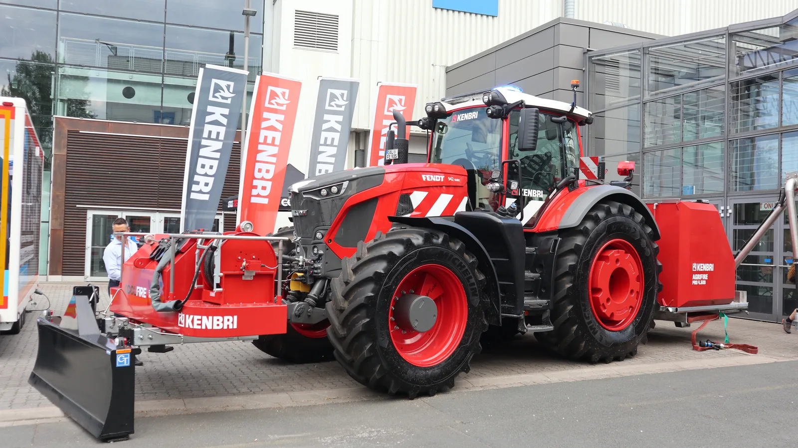 Großtraktor FENDT 942 mit dem COOL-FIRE System von KENBRI als Frontanbau.