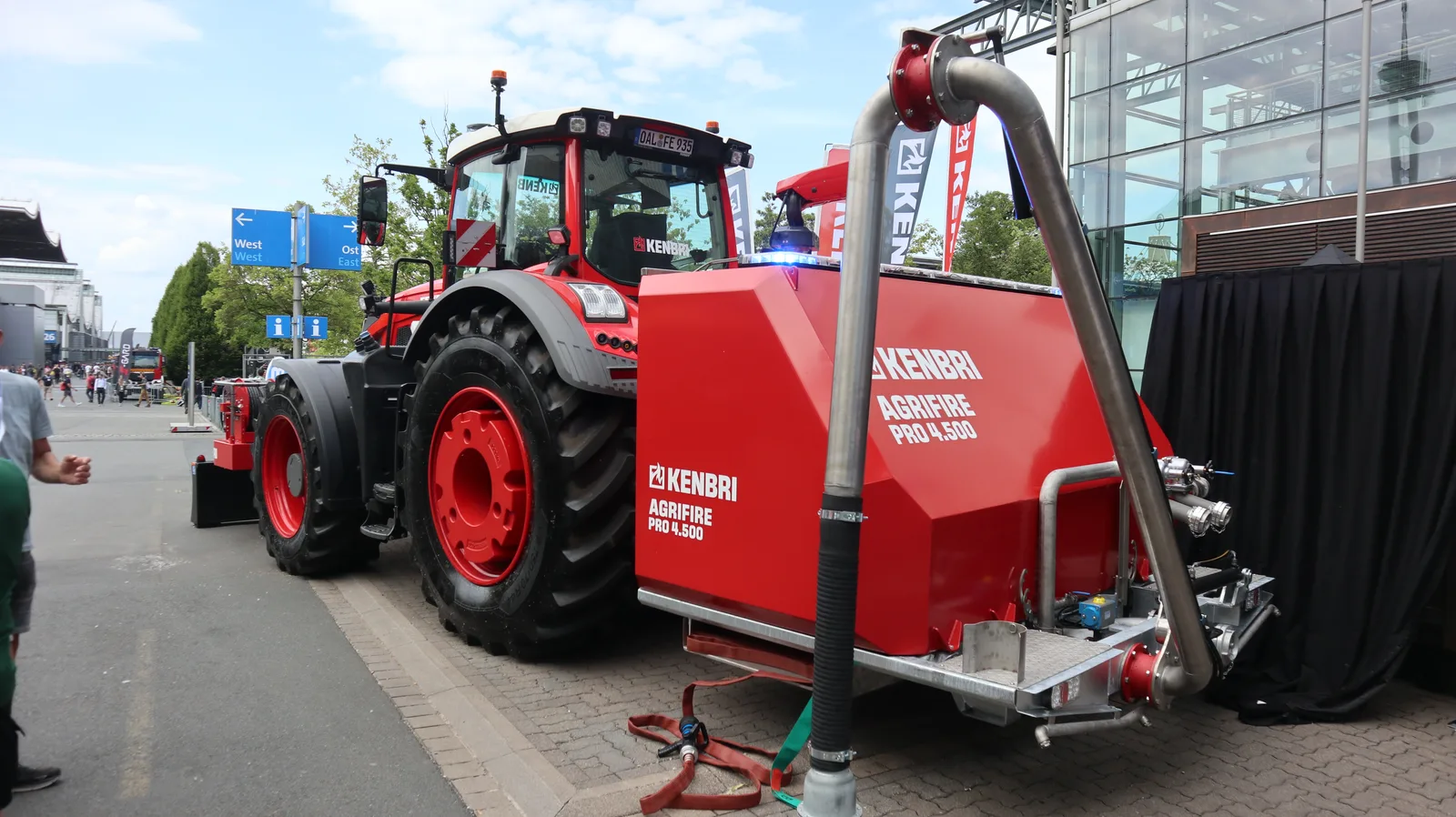 Großtraktor FENDT 942 mit dem AGRIFIRE PRO 4.500 System von KENBRI als Frontanbau.