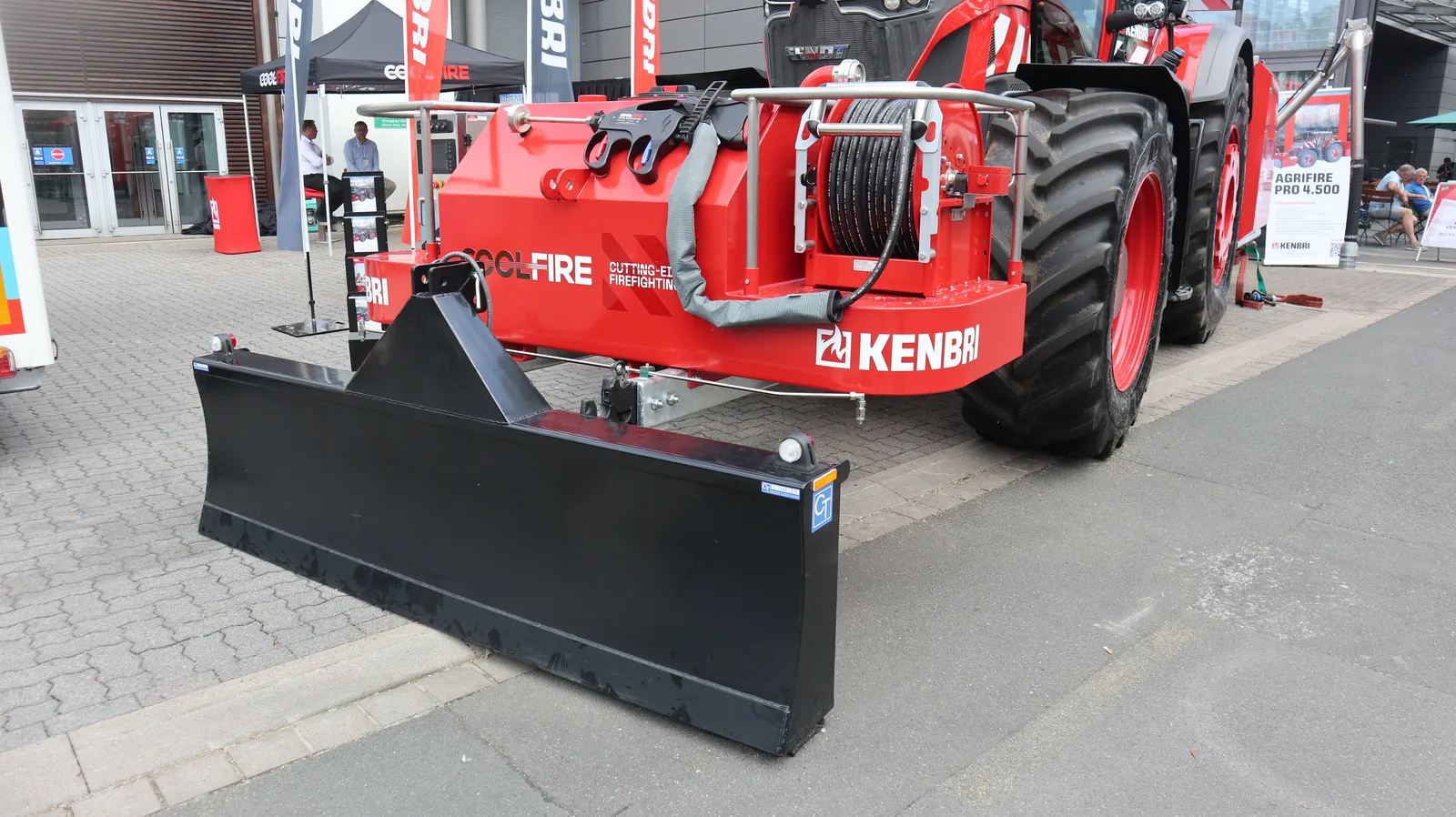 Großtraktor FENDT 942 mit dem COOL-FIRE System von KENBRI als Frontanbau.
