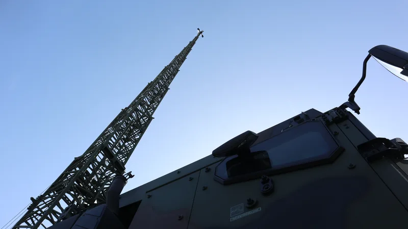 SMAG fährt seinen 40m-Mast für TaWAN auf der Eurosatory aus.