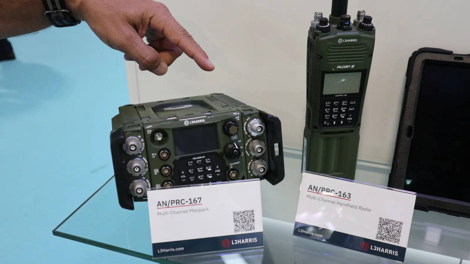 Die Funkgeräte AN/PRC-167 und AN/PRC-163 von L3Harris.