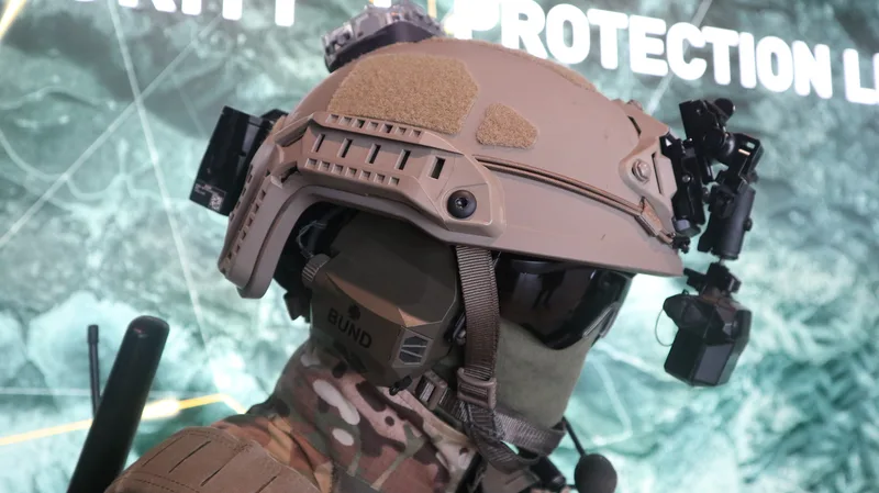 Abgebildet ist ein Kopfmodell mit dem Gladius-System von Rheinmetall. Der Gefechtshelm kommt von Hexonia.