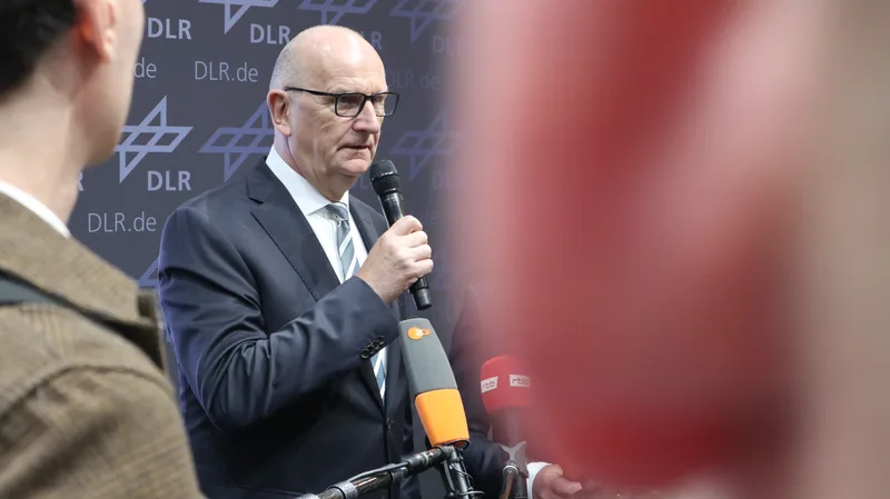 Dietmar Woidke, Ministerpräsident Brandenburg, gibt ein Statement am DLR-Stand auf der ILA.