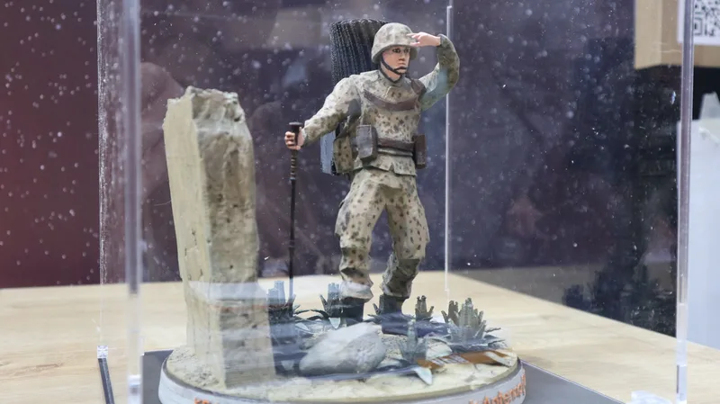Modell eines Soldaten in Tarnuniform und Helm – doch es geht um das tragbare Radar auf dem Rücken.