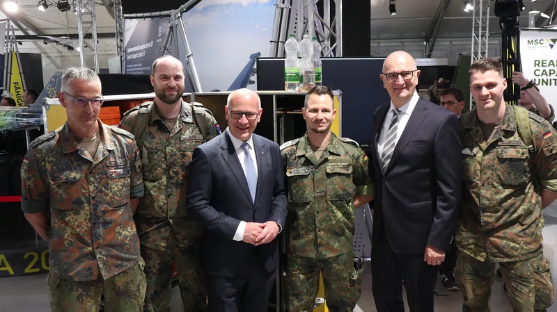 Vier Soldaten der Bundeswehr lassen den Regierenden Bürgermeister von Berlin, Kai Wegner, und den brandenburgischen Ministerpräsidenten Dietmar Woidke gut aussehen.