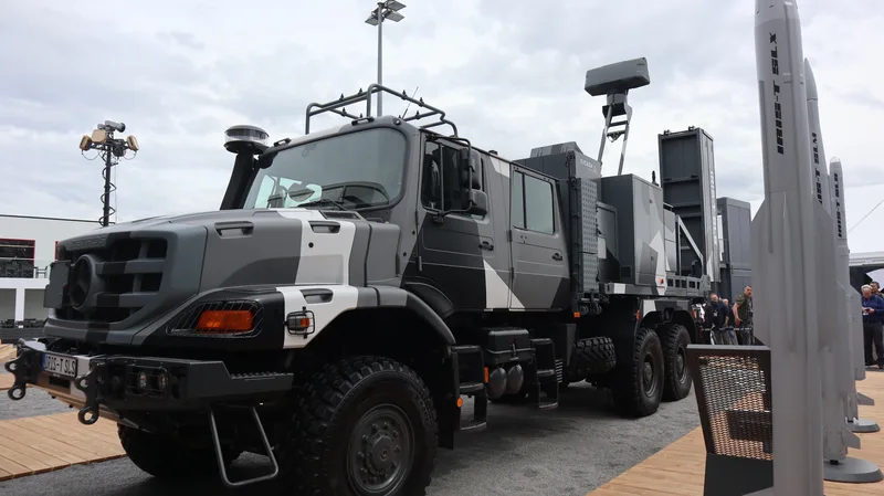 Für die ILA hat DIEHL Defence die verschiedenen Komponenten des Luftverteidigungssystems IRIS-T SLS auf einem Lkw vereint.