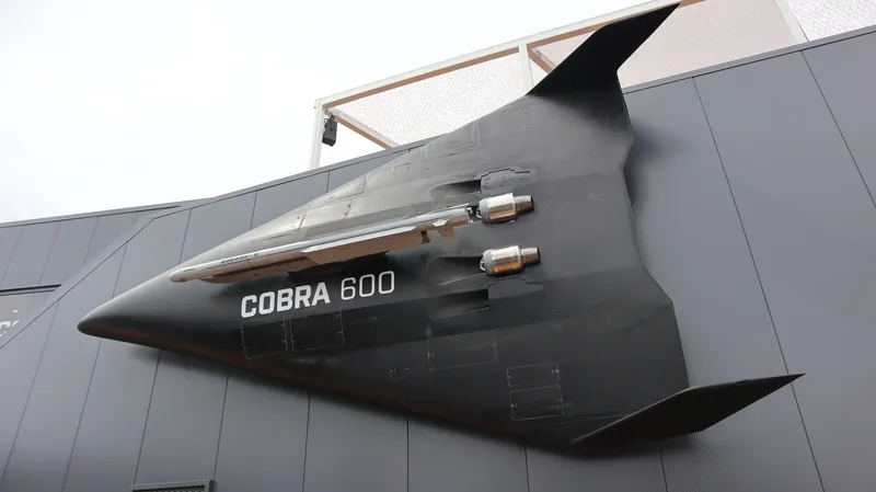 Der Raumgleiter Cobra 600 wurde hier von Diehl Defence auch bewaffnet dargestellt.