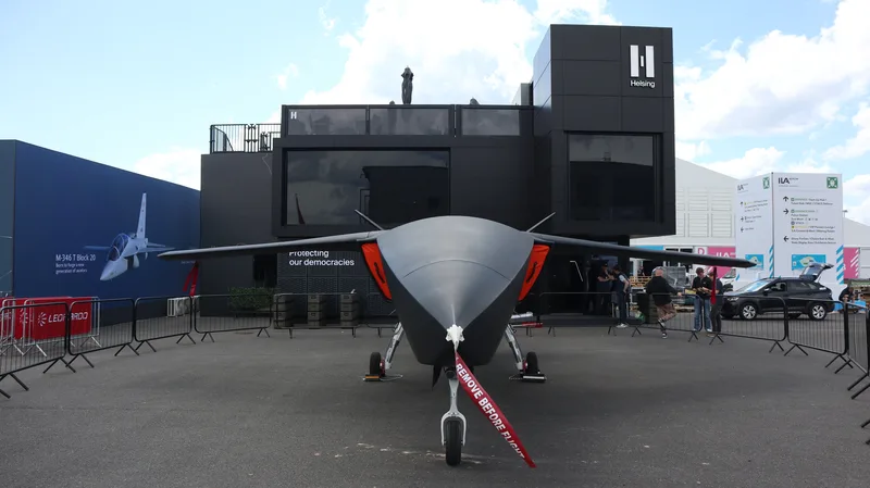 Die CA-1EA von Helsing wurde auf der ILA 2026 neu vorgestellt. Sie soll einmal ein unbemanntes Kampfflugzeug zur elektronischen Kriegsführung werden.