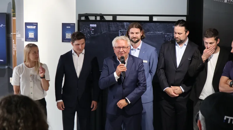 Rheinmetall-Chef Armin Papperger spricht bei der offizielle Verkünduing der Partnerschaft mit ICEYE.