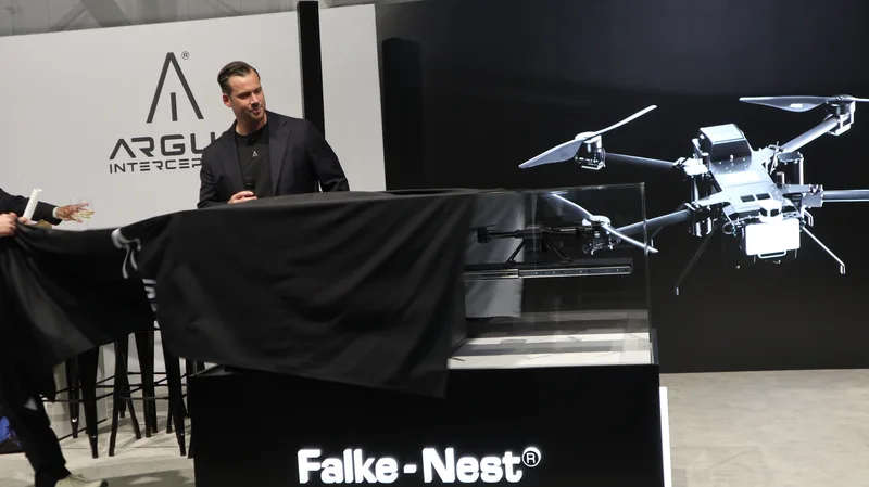 Sven Steingräber, CSO und Mitgründer von Argus Interception, übernahm die Vorstellung des neuen Produkts Falke-Nest für seine bereits bestehende Netzdrohne.