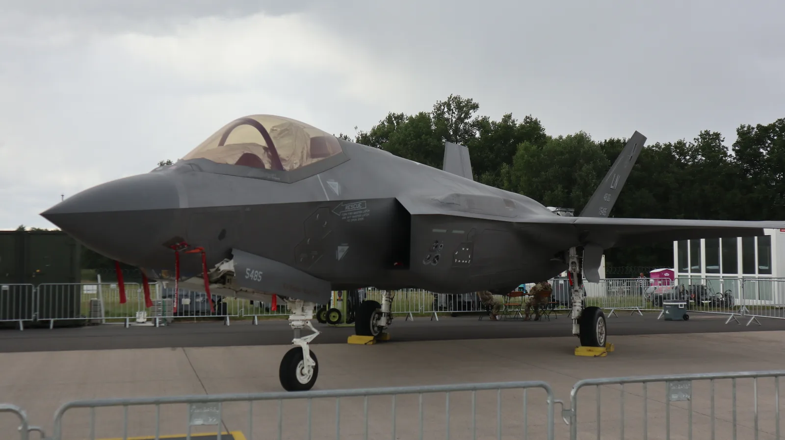 Ein graues Tarnkappen-Mehrzweckkampfflugzeug vom Typ F-35.