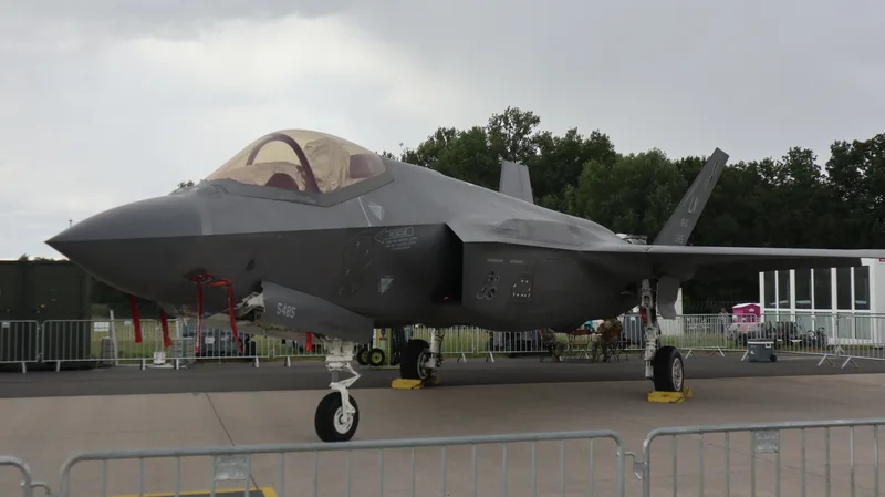 Ein graues Tarnkappen-Mehrzweckkampfflugzeug vom Typ F-35.