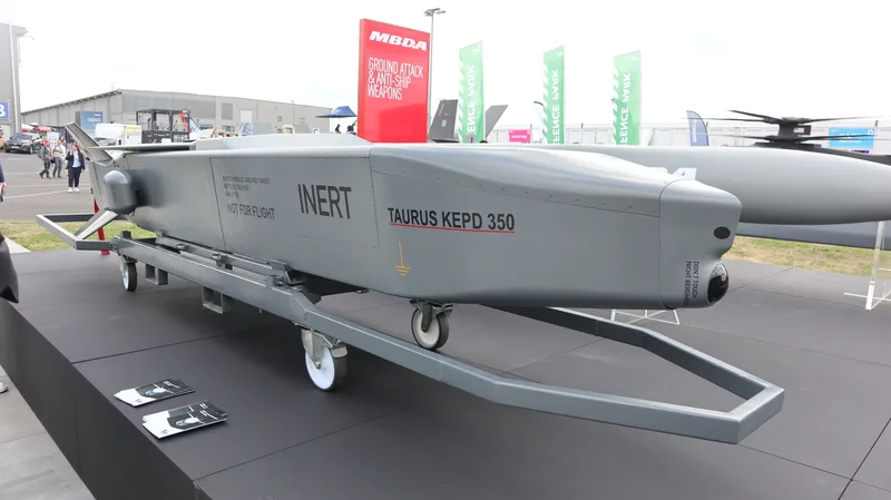 Ein Modell des Marschflugkörpers Taurus KEPD 350 auf der ILA 2026 in Berlin.
