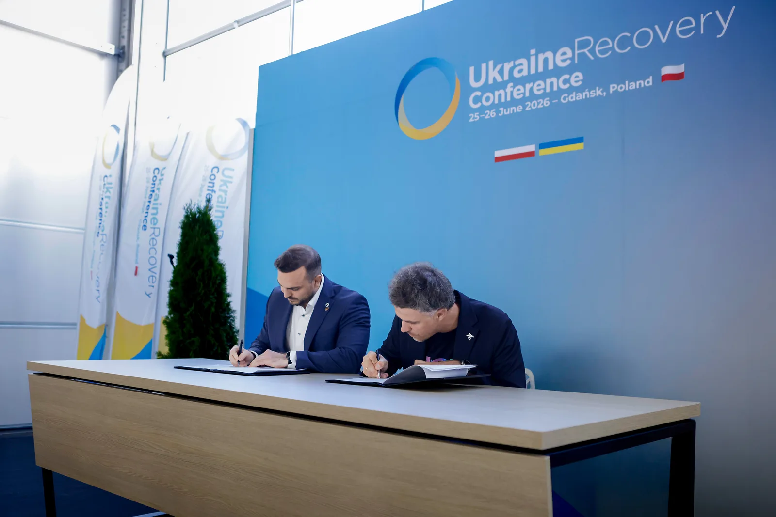 Vertreter der Unternehmen ARX Robotics und Roboneers unterzeichnen eine Kooperationsvereinbarung im Rahmen einer Konferenz zum Wiederaufbau der Ukraine im polnischen Danzig.