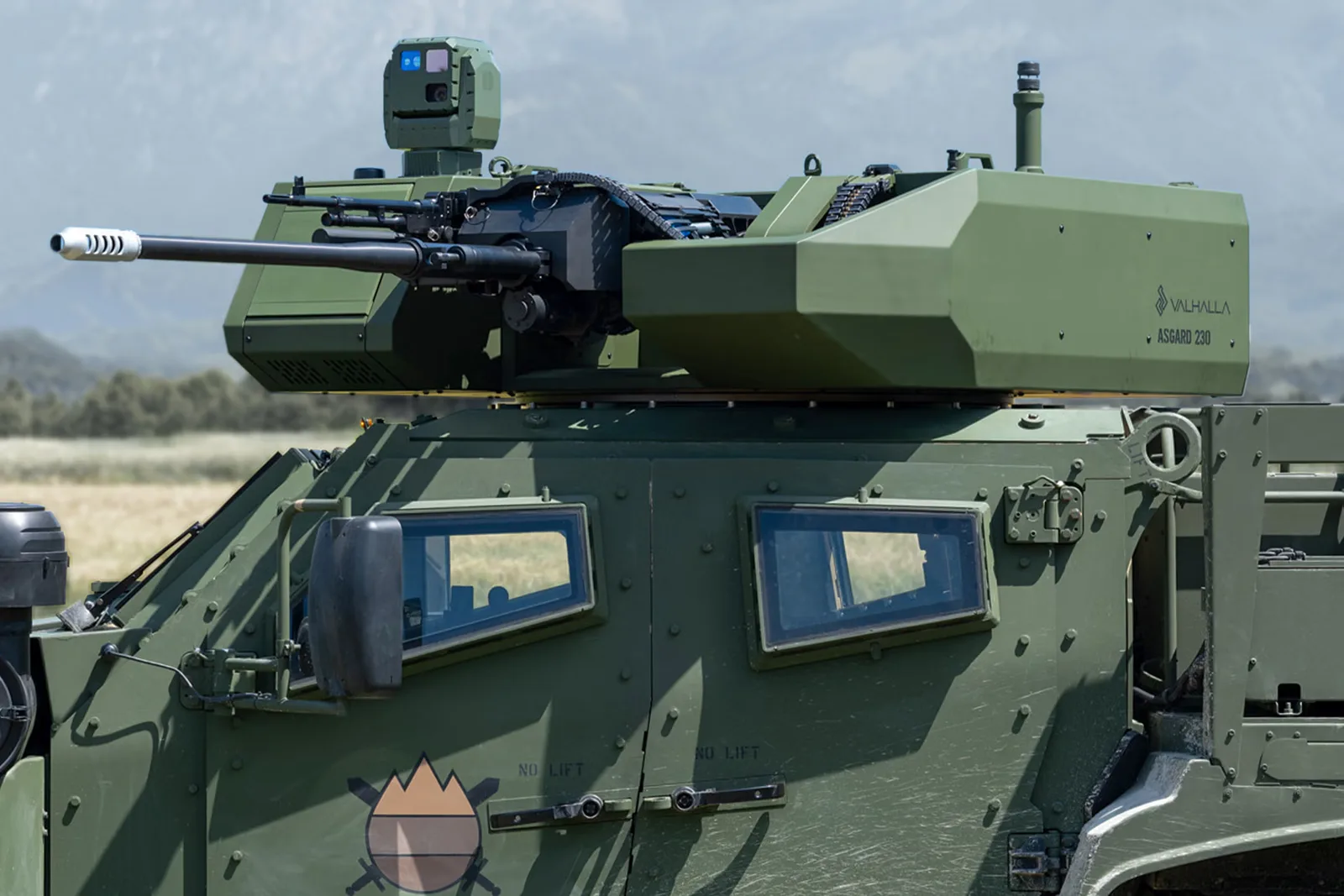 Die ferngesteuerte Waffenstation Asgard 230 des Herstellers Valhalla Turrets ist auf einem geschützten Radfahrzeug montiert. Das System verfügt über eine Maschinenkanone sowie eine optronische Sensoreinheit auf der Oberseite zur Aufklärung und Zielerfassung.