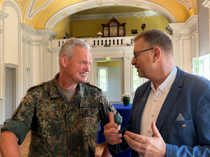 Der Kommandeur des Kommando Sanitätsdienstliche
Einsatzunterstützung, Generalarzt Dr. Bruno Most, im Gespräch
mit dem Chefredakteur der Wehrmedizin und Wehrpharmazie,
Generalarzt a.D. Dr. Andreas H. Hölscher.