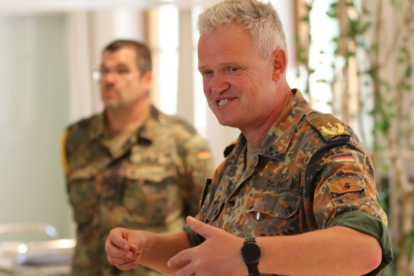 Generalarzt Dr. Bruno Most spricht im Rahmen einer Bundeswehr-Veranstaltung.