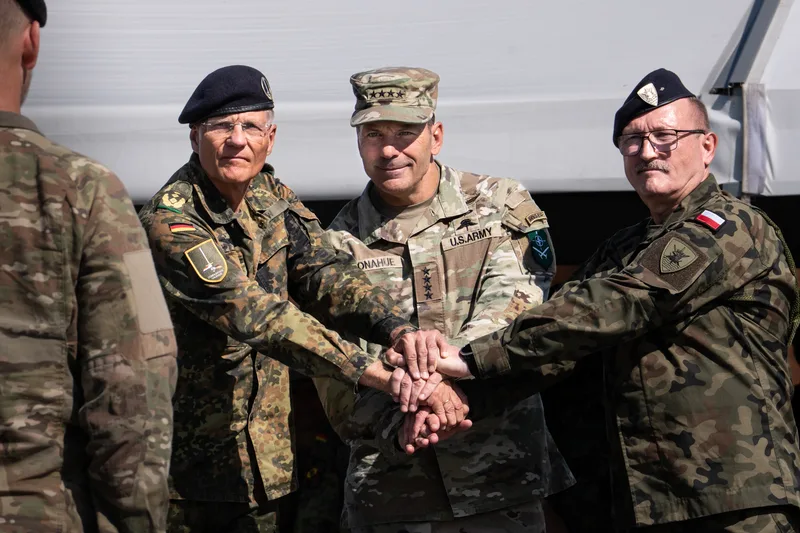 v.l. Commander 1.GNC General Peter Mirow, Commander of U.S.Army Europe and Africa General Christopher Donahue Commander MNC NE Lieutenant General Dariusz Parylak, Ph. D. bekräftigen/besiegeln die Übernahme der Raumverantwortung mit dem obligatorischen Handschlag.