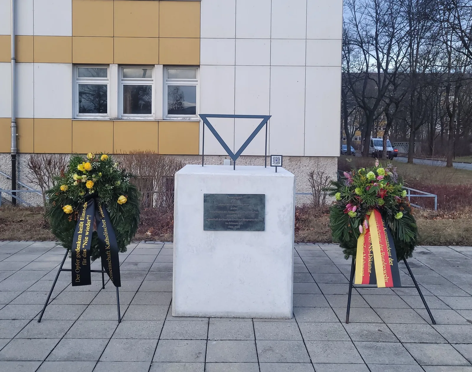 Gedenkstele mit dem Kranz des Kommandeurs der Sanitätsakademie der Bundeswehr (r.) und dem Kranz der Gemeinschaft Katholischer Soldaten (l.)