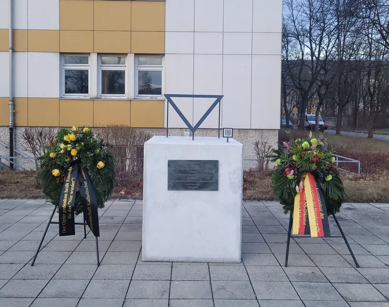 Gedenkstele mit dem Kranz des Kommandeurs der Sanitätsakademie der
Bundeswehr (r.) und dem Kranz der Gemeinschaft Katholischer Soldaten (l.)