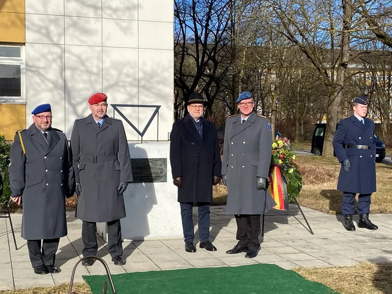 v.l.n.r. Stabsfeldwebel Mirko Lange, Hauptmann a.D. Stefan Nüßle,
Generalkonsul der Generalkonsul der Republik Polen in München Rafał
Wolski, Kommandeur Sanitätsakademie der Bundeswehr Generalstabsarzt
Dr. Hans-Ulrich Holtherm.