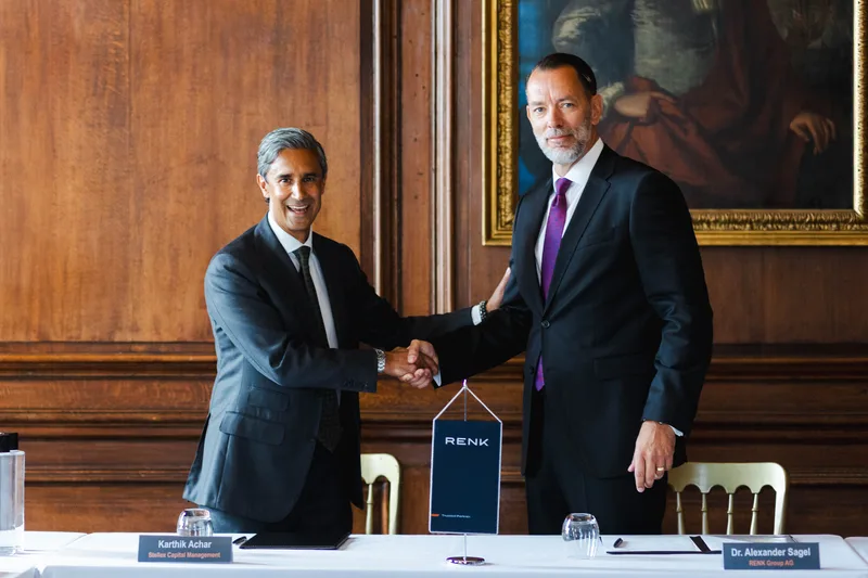 Dr. Alexander Sagel, CEO der RENK Group AG, und Karthik Achar, Partner bei Stellex Capital Management, unterzeichneten im The Admiral’s House des Old Royal Naval College in London den Vertrag über den Erwerb von David Brown Defence.