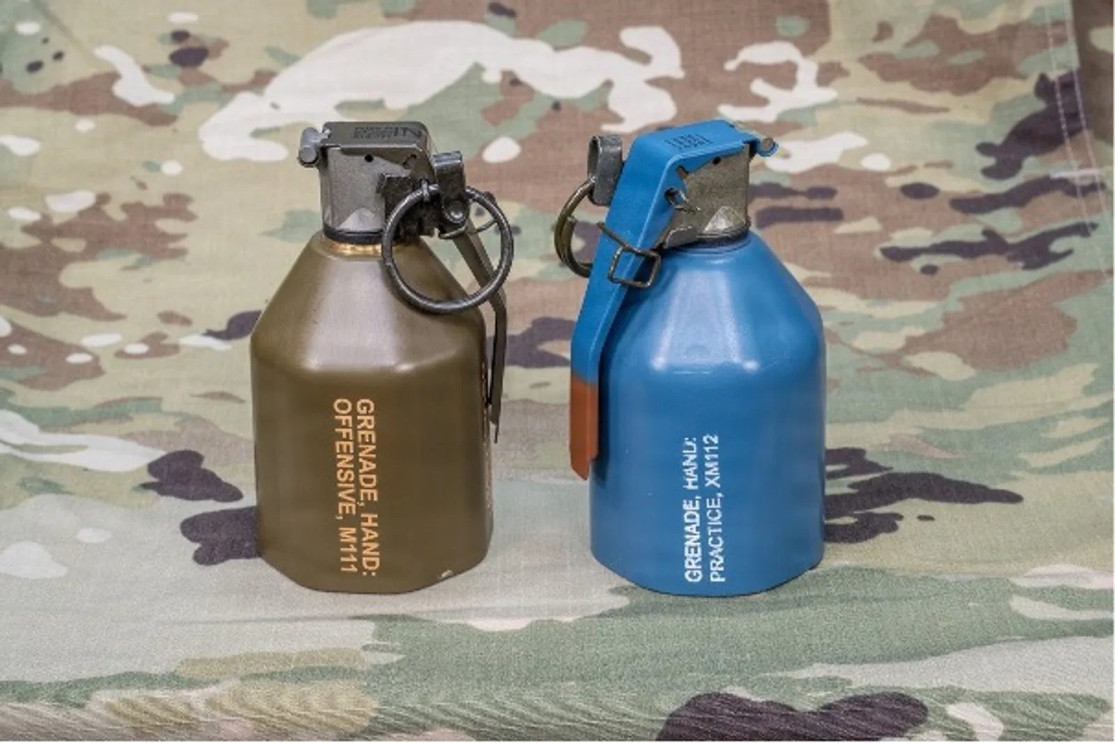 Die neue Granate M111 (links) sowie ihre Übungsversion M112.