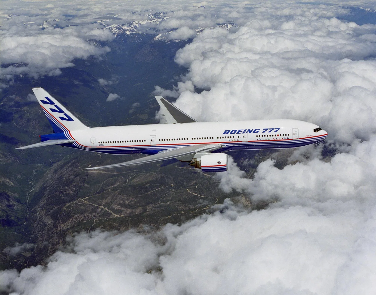 Ein zweimotoriges Großraumflugzeug des Typs Boeing 777 in der klassischen Werkslackierung des Herstellers.