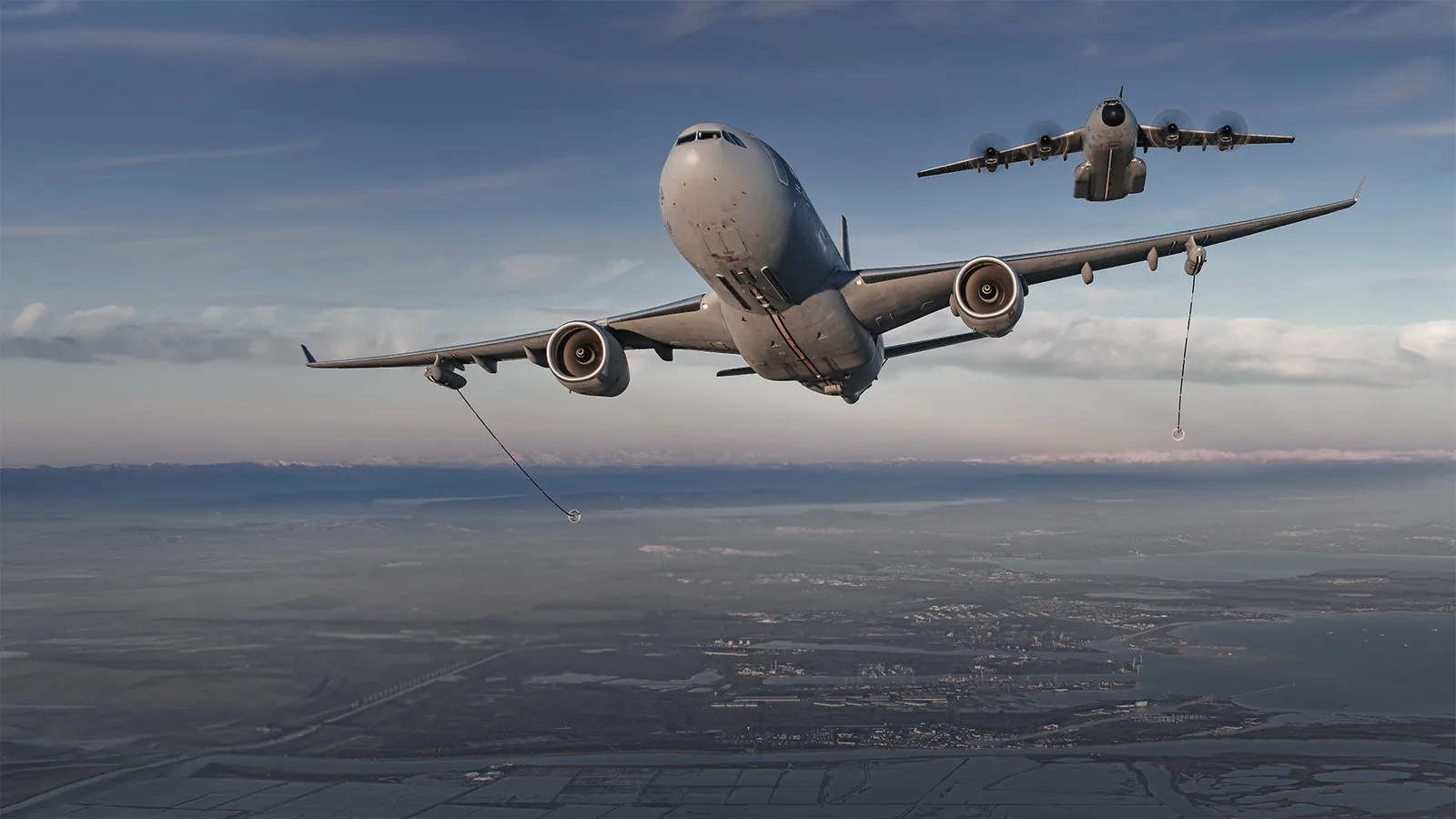 Ein Airbus A330 MRTT und Airbus A400M.
