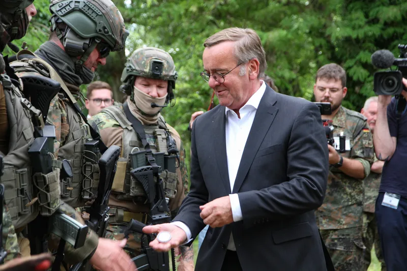 BM Boris Pistorius bedankt sich bei den Soldaten für die eindrucksvolle Vorführung der TCCC.