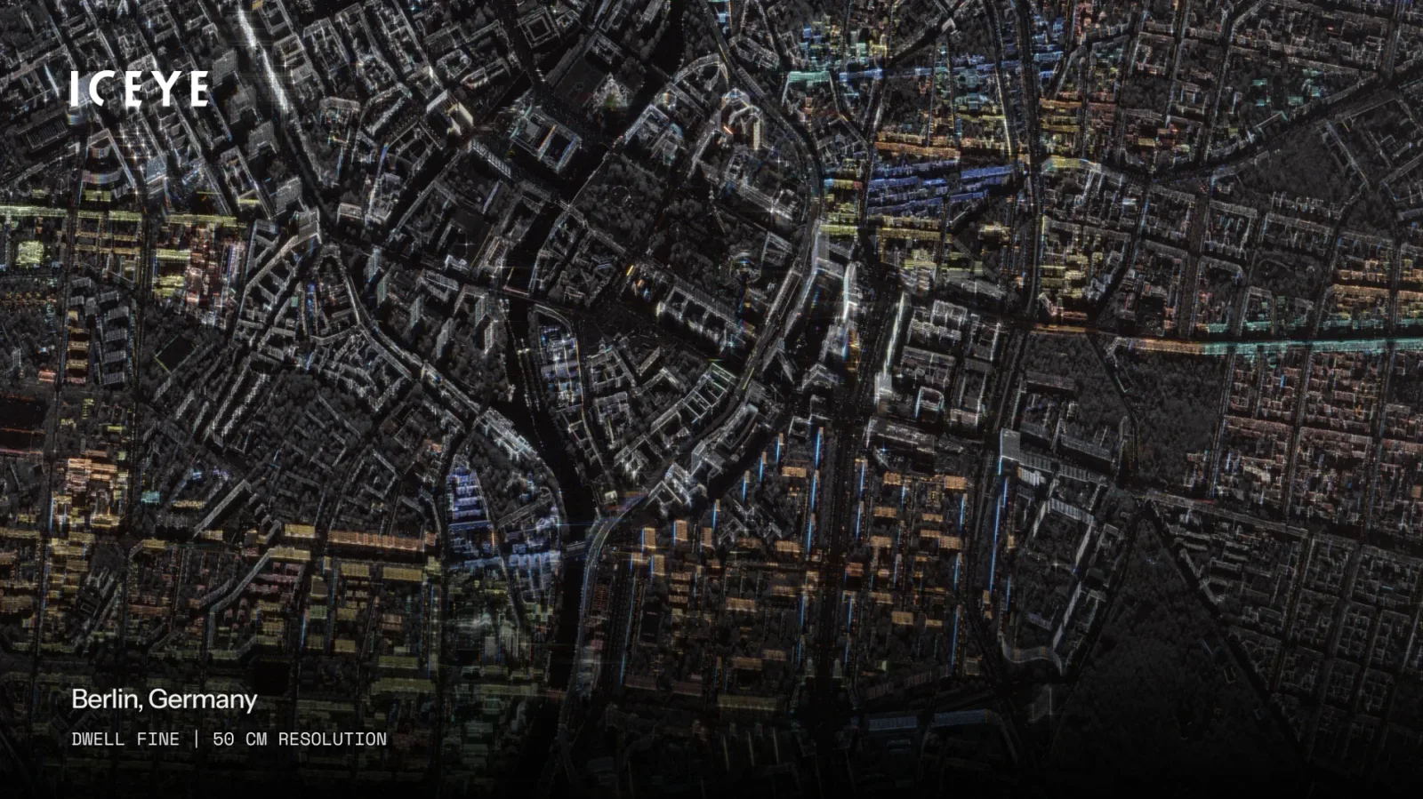 Eine hochauflösende Radar-Satellitenaufnahme der deutschen Hauptstadt Berlin, erstellt durch das Raumfahrtunternehmen ICEYE. Die Aufnahme zeigt das Stadtgebiet mit einer Detailauflösung von 50 Zentimetern, die mittels moderner Radartechnologie mit synthetischer Apertur erzeugt wurde.