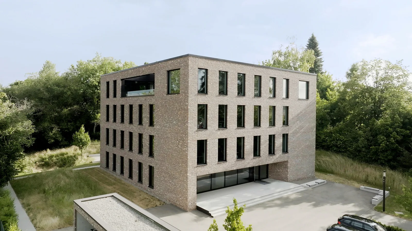 Die Außenaufnahme zeigt das moderne, vierstöckige Firmengebäude der Stender GmbH.
