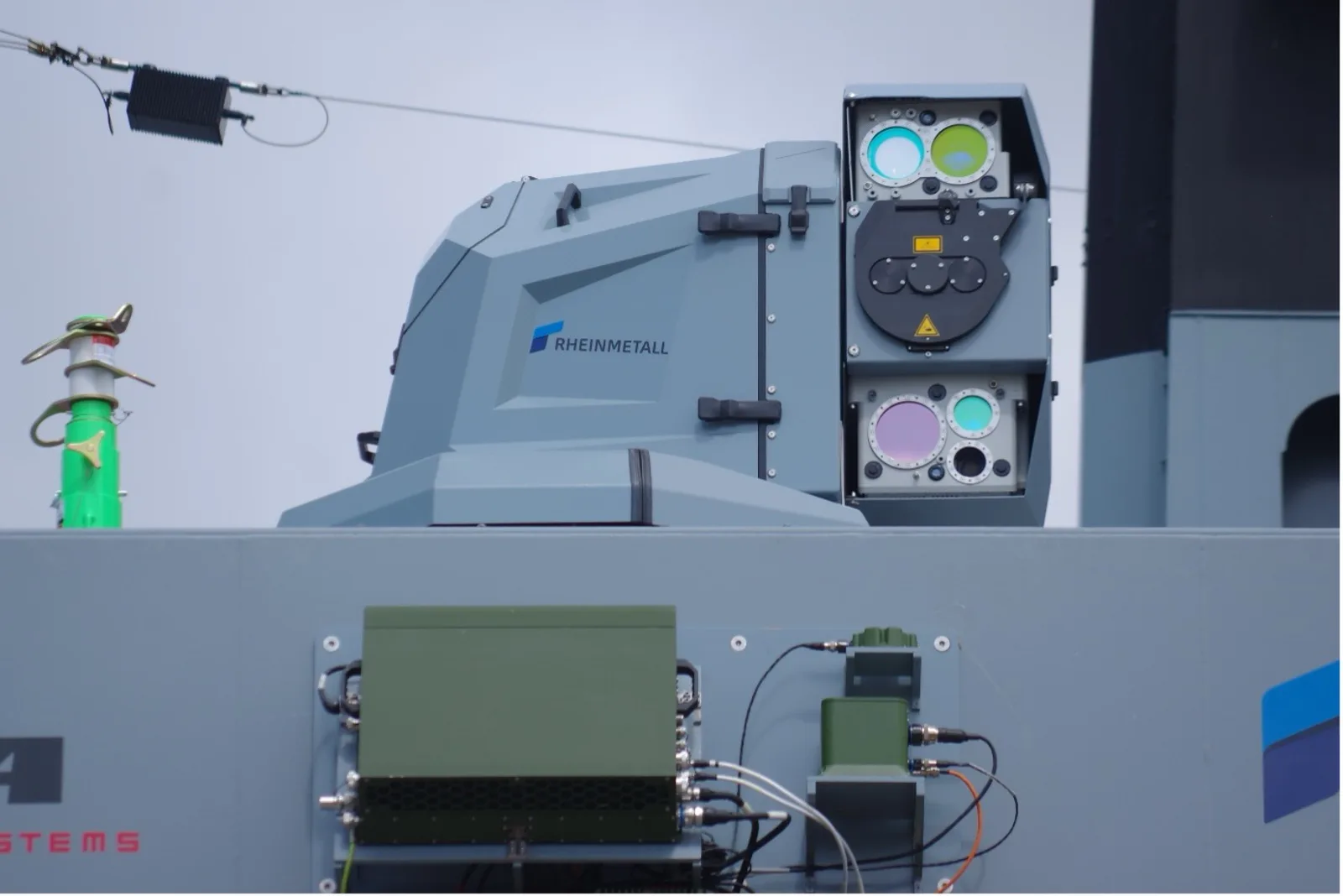 Ein elektro-optischer Laser-Effektor, der als Demonstrator auf der deutschen Fregatte montiert wurde.
