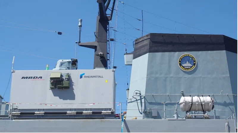 Das von MBDA und Rheinmetall entwickelte Hochenergielaser-Waffensystem für die Marine (HoWiSM) ist an Bord der Fregatte „Sachsen“ (F219) installiert. Die containerbasierte Laserwaffe dient der Erprobung dieser neuen Technologie unter realen Einsatzbedingungen auf See.
