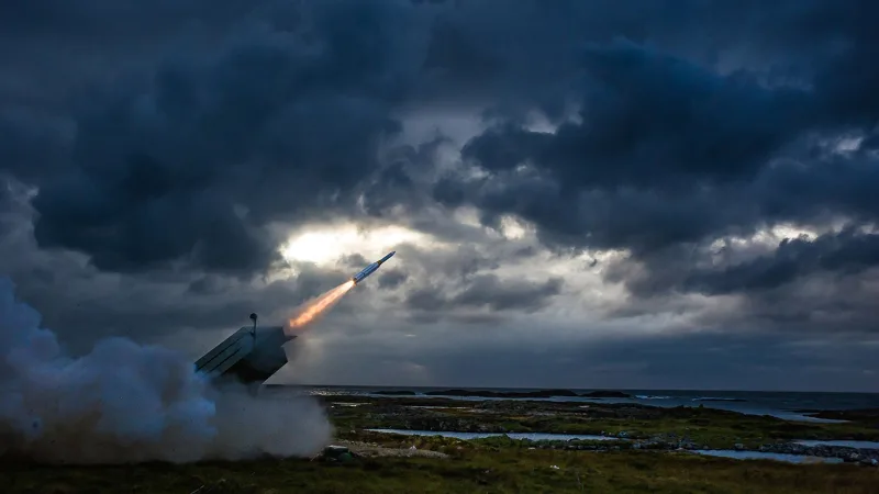 Belgien: Start einer AMRAAM-ER-Lenkwaffe aus einem NASAMS-Startgerät von Kongsberg während eines Testschießens an einer Küste
