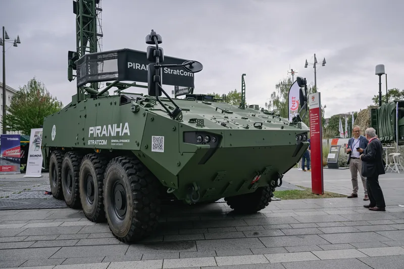 Das geschützte Radfahrzeug 8x8 Piranha 5 (hier in der Ausstattungsvariante StratCom) könnte auch für neue Störsender der Bundeswehr infrage kommen.