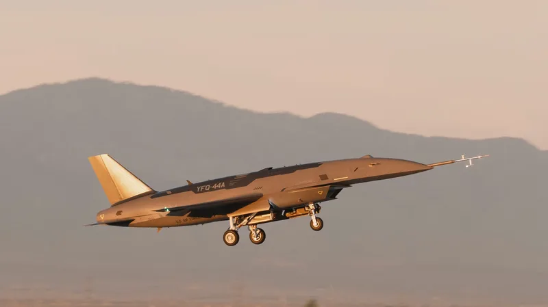 Der unbemannte Kampfjet YFQ-44A von Anduril bei einem der in diesem Jahr begonnen Flugtests.