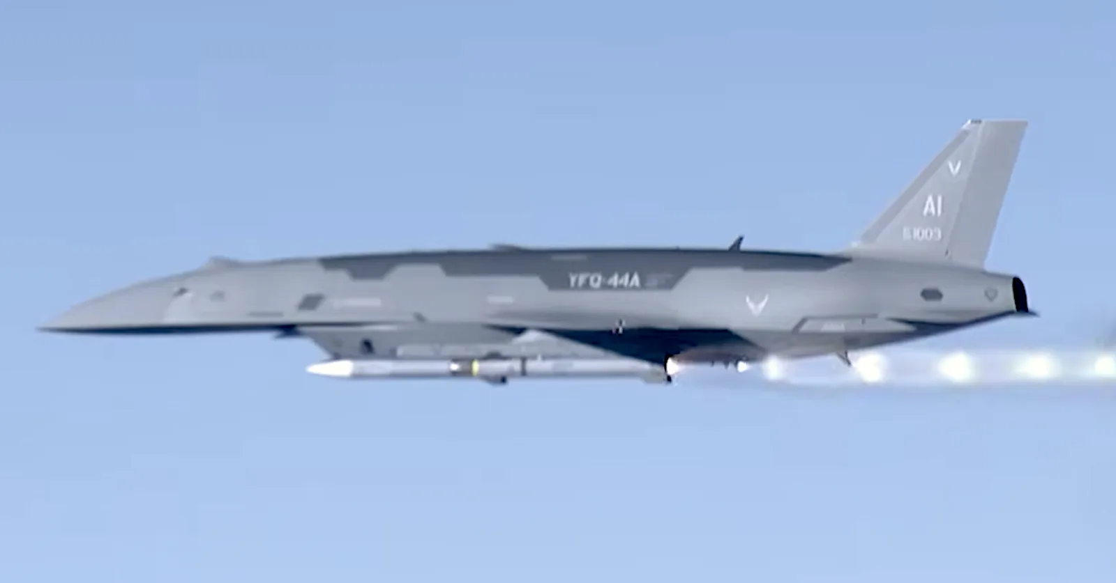 Der unbemannte Kampfjet YFQ-44A von Anduril verschießt erstmalig einen Lenkflugkörper.