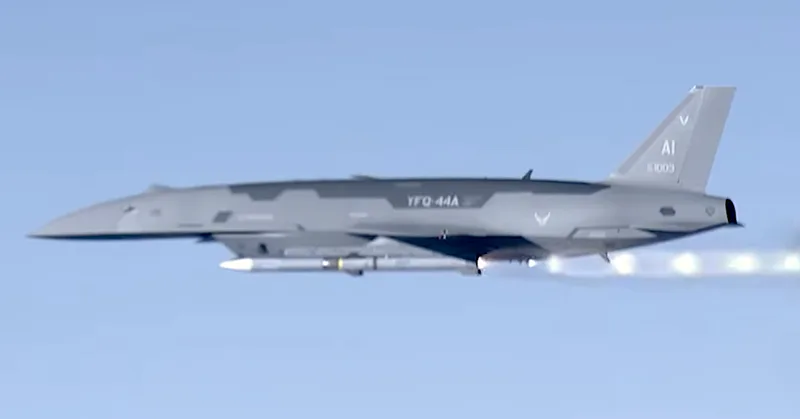 Der unbemannte Kampfjet YFQ-44A von Anduril verschießt erstmalig einen Lenkflugkörper.