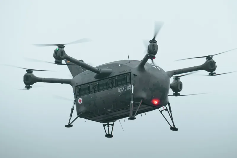 Sanitätsdrohne Grille von Avilus mit Bundeswehr-Hoheitszeichen und Rotem Kreuz im Flug