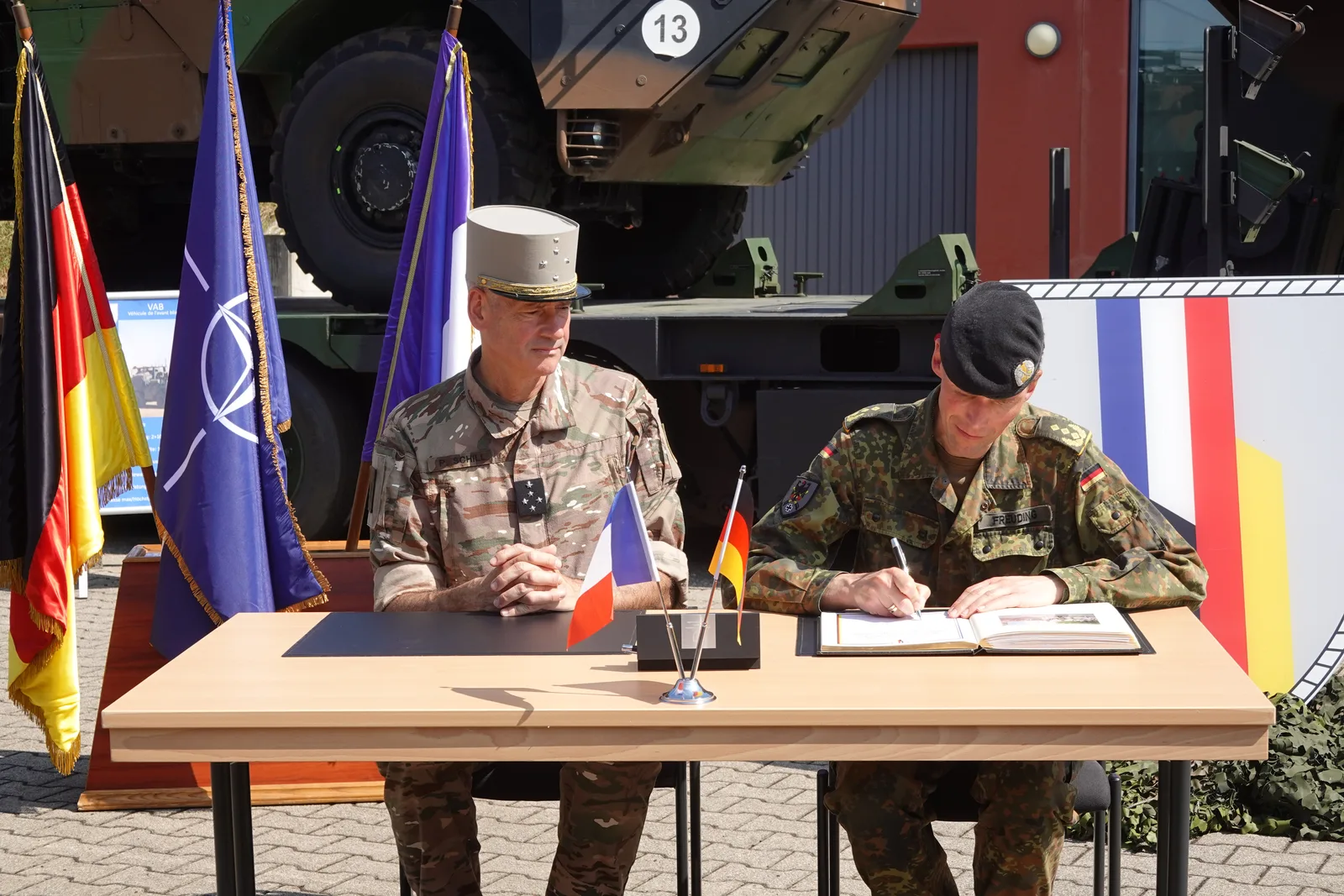 Général d'armée Pierre Schill, Inspekteur des französischen Heeres und Generalleutnant Dr. Christian Freuding, Inspekteur des deutschen Heeres, unterzeichnen die Erklärung über die Anfangsbefähigung der Deutsch-Französischen Brigade für ihren Auftrag an der NATO-Ostflanke.