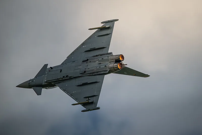 Zu sehen gab es inen deutschen Eurofighter und eine französische Rafale beim Deutsch-Französischen Verteidigungs- und Sicherheitsrat auf dem Fliegerhorst Nörvenich – erstmals wurden die Kampfjets gemeinsam in der Luft betankt.