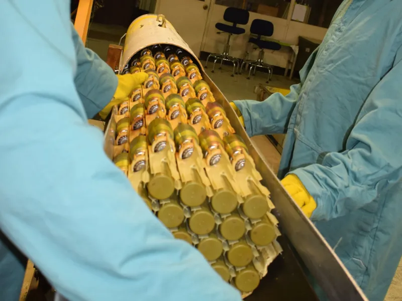 Mitarbeiter der Crane Army Ammunition Activity demontieren Rockeye-Streubomben.