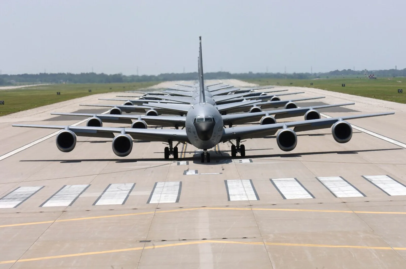 Mehrere Tankflugzeuge des Typs Boeing KC-135R Stratotanker stehen in einer engen Formation hintereinander auf einer Startbahn. Solche Tankflugzeuge befinden sich Berichten zufolge auf dem Weg in den Nahen Osten – Eskalationspotenzial im USA-Iran-Krieg.