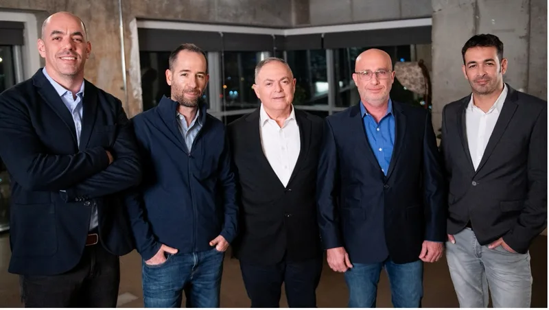 Fünf Männer in Business-Kleidung posieren für ein Gruppenfoto in einem modernen Raum mit Betonwänden und Fensterfront bei Skapion