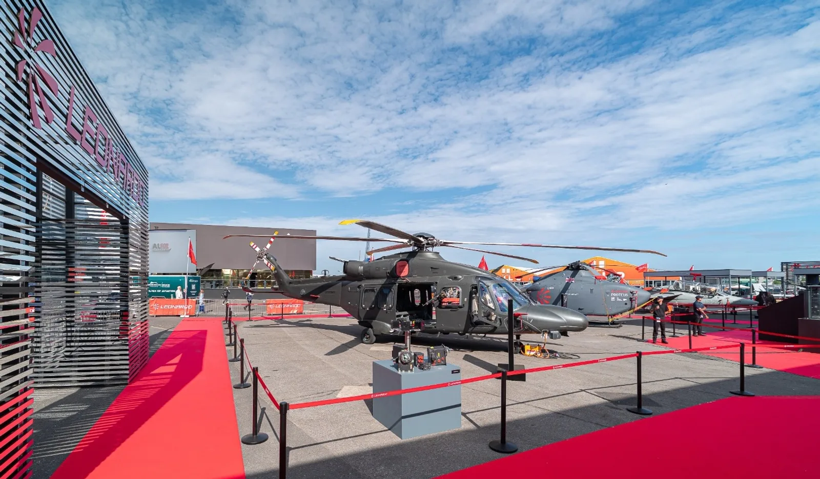 Auf dem Außengelände der Farnborough International Airshow präsentiert der Hersteller Leonardo verschiedene Luftfahrzeuge an seinem Ausstellungsstand – der Militärhubschrauber AW149 im Zentrum.