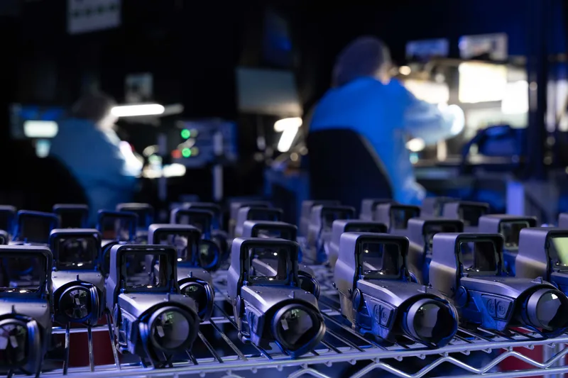 Hybride Visiergeräte des Typs Thales XTRAIM stehen aufgereiht in einer Produktionsstätte.