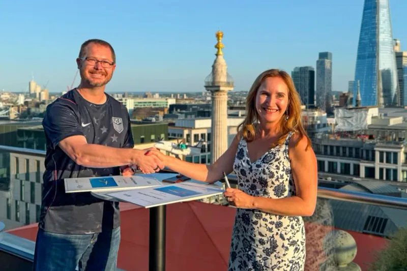 Vertreter von Deutsche Aircraft und Acron Aviation besiegeln eine Kooperation per Handschlag vor der Skyline von London