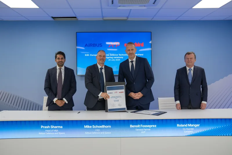 Prash Sharma, Mike Schoellhorn, Benoit Fosseprez und Roland Manger unterzeichnen in Farnborough die Investition in den E2D-Fonds